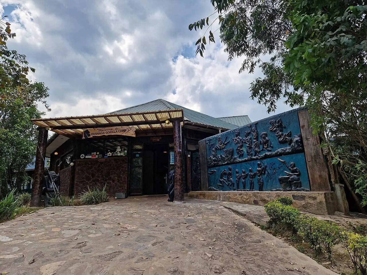 Murchison Falls stay concept; illustrative Uganda lodging photograph, not this sample property